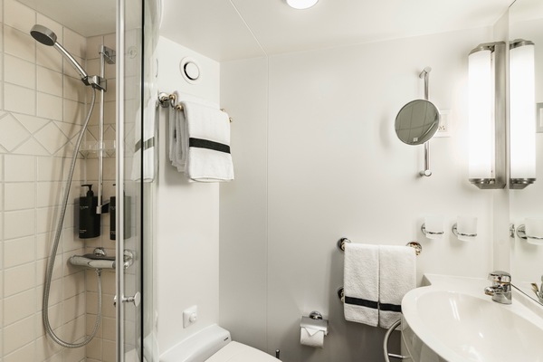 HX Hurtigruten Expeditions, MS Fram, Expedition Suites Bathrooms 1 ©Clara Tuma.jpg